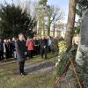 Oberbürgermeister Mathias Neuner (Mitte) und Bürgermeister Erich Püttner (rechts) legen am Todesmarschdenkmal an der Neuen Bergstraße in Landsberg Kränze nieder. Links im Bild Stadtpfarrer Michael Zeitler. 