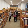 Hell und freundlich wirkt nach der Renovierung die Bücherei Stadtbergen. Über das Ergebnis freuen sich Stefanie Frommberger links mit Leserin Heike Buchholtz.