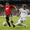 Champions League Ergebnisse von gestern: Madrids Fabio Coentrao (r) kämpft mit Rafael Pereira Da Silva um den Ball.