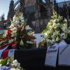 Blumen und Kerzen zierten den Domvorplatz vor der Trauerfeier für die 150 Germanwings-Opfer. Beim Gottesdienst wollten Redner den Angehörigen Trost spenden.