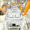 Kuka liefert für Daimler, BMW oder VW Roboter. Das Augsburger Unternehmen setzt weiter auf diese Kunden, hat aber die Abhängigkeit von der Autoindustrie verringert. (Symbolfoto)