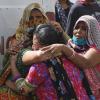 Frauen trauern in Ahmedabad um einen an Covid-19 gestorbenen Angehörigen.