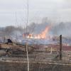 Flammen und Rauch steigen aus den Trümmern eines Privathauses nach russischem Beschuss außerhalb der ukrainischen Hauptstadt auf.