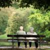 Zwei Rentner sitzen auf einer Bank. Senioren stellen Gemeinden vor Herausforderungen, aber es gibt auch Chancen der älter werdenden Gesellschaft.