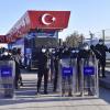 Polizeibeamte stehen Wache am Eingang eines Luftwaffenstützpunktes, nahe eines Gerichtsgebäudes. Mehr als vier Jahre nach dem Putschversuch in der Türkei hat ein Gericht dort Urteile gegen Hunderte Beteiligte gefällt.