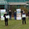 Treffen zwischen Apfelbäumen: (von links) Arved Hein (Projektkoordinator Landratsamt), Sebastian Storch, Paul Buß (beide Kreisfachberater für Gartenkultur und Landespflege), Landrat Stefan Rößle, Uli Spitzenpfeil (SMV), Verena Kugler (Umweltbeauftragte der Schule), Markus Sauset (Verbindungslehrer), Doris Barth-Rieder (Schulleiterin), Vian Liu (Verbindungslehrer), Leonie Roßkopf (SMV), Vera Schmitz (SMV) und Josef Stempfle (Elternbeirat).  	