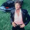 Michael Knight (David Hasselhoff) vor seinem Wunderauto K.I.T.T. 