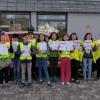 Zwölf Jungen und Mädchen erhielten ihre Bestätigung für den erfolgreichen Abschluss ihrer Erste-Hilfe-Ausbildung von Michael Weiß und Andreas Higl und aus der Hand des Schulleiters Gerhard Schmid die Ernennung zum Schulsanitäter. 