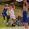 Oft nur mit Fouls, wie hier an Max Scherer beim Korbwurf, waren die Nördlinger Basketballer in dieser Saison in der Offensive zu stoppen. Am Samstag können sie Meisterschaft und Aufstieg perfekt machen.  