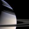 Innerhalb der Atmosphäre des Saturn toben heftige Winde mit bis zu 1800 Kilometer pro Stunde. Besonderheit des Saturn sind die Ringe, die ihn umgeben. Der Saturn ist etwa 1,43 Milliarden Kilometer von der Sonne entfernt und benötigt 10.760 Erdentage, um sie zu umkreisen. Der Durchmesser beträgt etwa 120.800 Kilometer. 