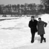 Auch Anton Göbel und Walter Egen (rechts) stellten sich vor 60 Jahren zu einem Erinnerungsfoto auf das Eis – zur Sicherheit in Ufernähe.