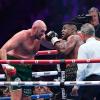 Tyson Fury (l) hatte gegen Francis Ngannou Mühe.