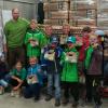 11 Kinder beim Besuch des Hühnerhofes in Westendorf mit (von links) Heidi Endres, „Hausherrn“ Alexander Wiedemann und Marion Pröll. 	