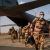 Französische Soldaten steigen am 09.06.2021 in Niamey aus einem C130-Frachtflugzeug der US-Luftwaffe. Frankreich und die USA haben wichtige Militärstützpunkte in dem Land, das zudem an einer zentralen Migrationsroute nach Europa liegt.