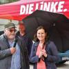 Janine Wissler, Vorsitzende der Partei Die Linke, mit dem Neu-Ulmer Kandidaten Xaver Merk, der ihr einen Ulmer Schirm geschenkt hat.