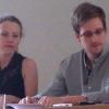 Edward Snowden und Sarah Harrison von WikiLeaks bei einer Pressekonferenz auf dem Moskauer Flughafen.