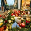 Blumen und Kerzen liegen vor dem Drogeriemarkt in Kandel, in dem die 15-jährige Mia erstochen wurde.