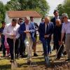 Erster Spatenstich für das neue Kulturzentrum mit Moschee in der Industriestraße in Mindelheim. Das Bild zeigt (von links): Imam Osman Eksioglu, in der Mitte Stadtrat Mehmet Yesil, Dritter Bürgermeister Roland Ahne sowie den Vorsitzenden von DITIB Mindelheim, Alettin Özdemir. 