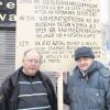 Mahnwache gegen das Vergessen: Heinz Siepert (links) und Herbert Paul Streibelt protestieren mit einem Plakat gegen das geplante Denkmal für die Opfer des KZ-Außenlagers in Burgau. 