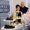 Ihr Mann Dieter hat die neue Inhaberin Sonja Miller bei der Einrichtung des Fachgeschäfts mit angeschlossenem Café tatkräftig unterstützt. Die ehemalige Chocolaterie heißt jetzt „Sweet Home“.  	<b>Foto: Andreas Brücken</b>
