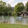 Die Badeinsel im Mandlachsee nahe dem Pöttmeser Ortsteil Handzell darf bleiben. Ein Fachmann für Sicherheitstechnik stufte den See insgesamt als sicher ein.