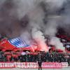 Bayern-Fans zünden Bengalos beim Regionalliga-Derby zwischen dem FC Bayern München II und dem TSV 1860 II .