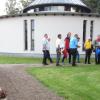 Hinter der Aussegnungshalle auf dem Burgauer Friedhof werden Erdurnengräber angelegt. 