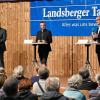 Thomas Salzberger (SPD), Moderator Dominic Wimmer und Dr. Patrick Heißler (GAL) bei der Podiumsdiskussion zur Bürgermeisterwahl in Kaufering.