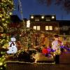 In allen Farben leuchtet das weihnachtlich dekorierte Haus von Altenpfleger Dirk van Acken in Oberhausen.