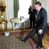 Ein spielerisches Geschenk hatte Bundespräsident Horst Köhler im Gepäck. Er brachte dem polnischen Präsidenten Aleksander Kwasniewski einen Fußball mit und kickte gleich eine Runde.