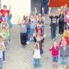 Die Kinder stellten sich beim Feuerwehrprogramm Deiningen auch zur bekannten Notrufnummer „112“ auf.  