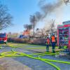 Einsatzkräfte der Feuerwehr löschen einen Brand in einer Kleingartensiedlung in Karlsruhe.