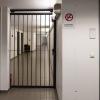 Unter dem Strafjustizzentrum in Augsburg gibt es Zellen im Kellerbereich. Von hier aus werden inhaftierte Angeklagte in die Gerichtssäle gebracht. 