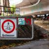 Ein Radweg in Freiburg ist wegen Hochwassers gesperrt.