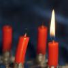 Kerzenschein gehört für viele Menschen zur Weihnachtszeit.