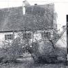 Unrühmliches Jubiläum: Vor 30 Jahren, am 3. April 1981, brannte der alte Rehlinger Pfarrhof (Bild links) ab. Das kleine Bild zeigt Pfarrer Dr. Reinhold Schwartz. Ein Gedenkstein erinnert an den Brand (Bild rechts). 