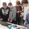 Begeistert sind Dieter Otto (links) und seine Schüler aus den achten und neunten Klassen von ihrem Robotikkurs. Zum Programmieren können sie sogar ihr Smartphone einsetzen.