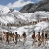 Hunderte Nackte posieren für den US-Fotokünstler Spencer Tunik auf dem Aletschgletscher.