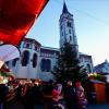 Unter dem großen Christbaum laden die geschmückten Hütten zum Besuch des Weißenhorner Nikolausmarkts ein. 