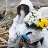 Trauer im verstrahlten Japan: Dieses Bild aus dem Jahr 2011 zeigt eine Frau an der Stelle, an der früher ihr Haus stand: Es wurde durch den Tsunami zerstört, der auch das nahegelegene Kernkraftwerk Fukushima beschädigte. Die Folgen der Reaktorkatastrophe sind noch immer spürbar. 