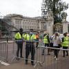 Zahlreiche Helferinnen und Helfer sind vor dem Thronjubiläum am Buckingham-Palast am Aufbau beteiligt und stellen Absperrgitter auf.