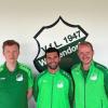 Abteilungsleiter Michael Rackl (links) und Teammanager Sebastian Heger (rechts) begrüßen den neuen Trainer des VfL Westendorf, Dieter Deak, Foto: VfL Westendorf