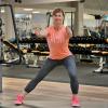 Mit Seitenschritten werden Hüft-, Bein- und Gesäßmuskulatur gekräftigt, weiß Fitnesstrainerin Mirja Diekmann.