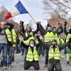 Demonstranten in gelben Westen protestieren in der Nähe des Arc des Triumph.