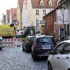 In der Barfüßerstraße staut sich der Verkehr vor dem voll gesperrten Abschnitt. Alle Fahrzeuge müssen nach links in die Schmiedgasse abbiegen. 