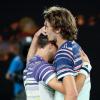 Alexander Zverev (r) gratuliert Dominic Thiem nach dem Halbfinale zum Sieg.