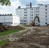 Die Arbeiten für den Bau des neuen Caritas-Pflegeheims in Vöhringen haben begonnen. Der alte Baukörper und der neue werden durch eine Brücke miteinander verbunden. 