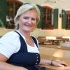 Angela Inselkammer sitzt im Biergarten des Familienbetriebs in Aying. Die Präsidentin des Bayerischen Hotel- und Gaststättenverbands fordert einen einheitlichen Mehrwertsteuersatz von sieben Prozent auf Essen. 