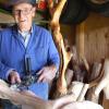 Der Langenneufnacher Josef Böck ist gerne in seiner Werkstatt. Abseits seiner kommunalpolitischen Tätigkeit arbeitet er dort kreativ mit Holz. So entstehen Skulpturen mit viel Herzblut. 