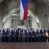 Die Staats- und Regierungschefs stehen für ein Gruppenfoto auf der Prager Burg zusammen.